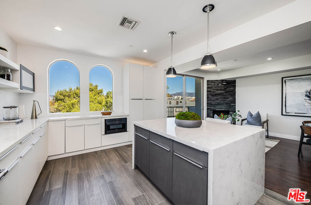 11218 Camarillo Street 406