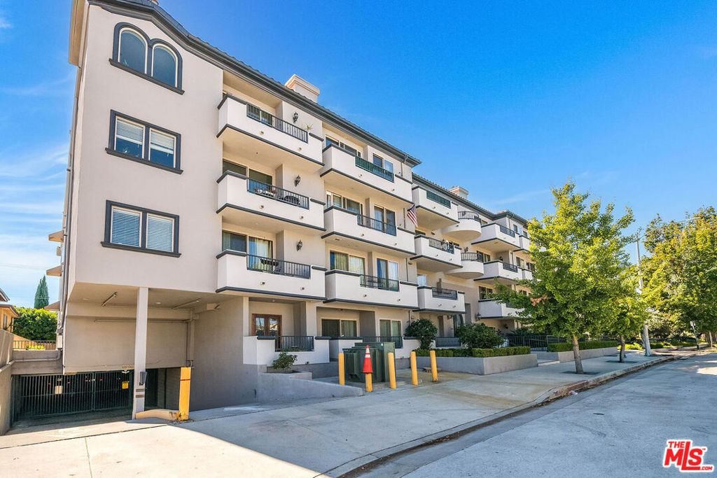 11218 Camarillo Street 406