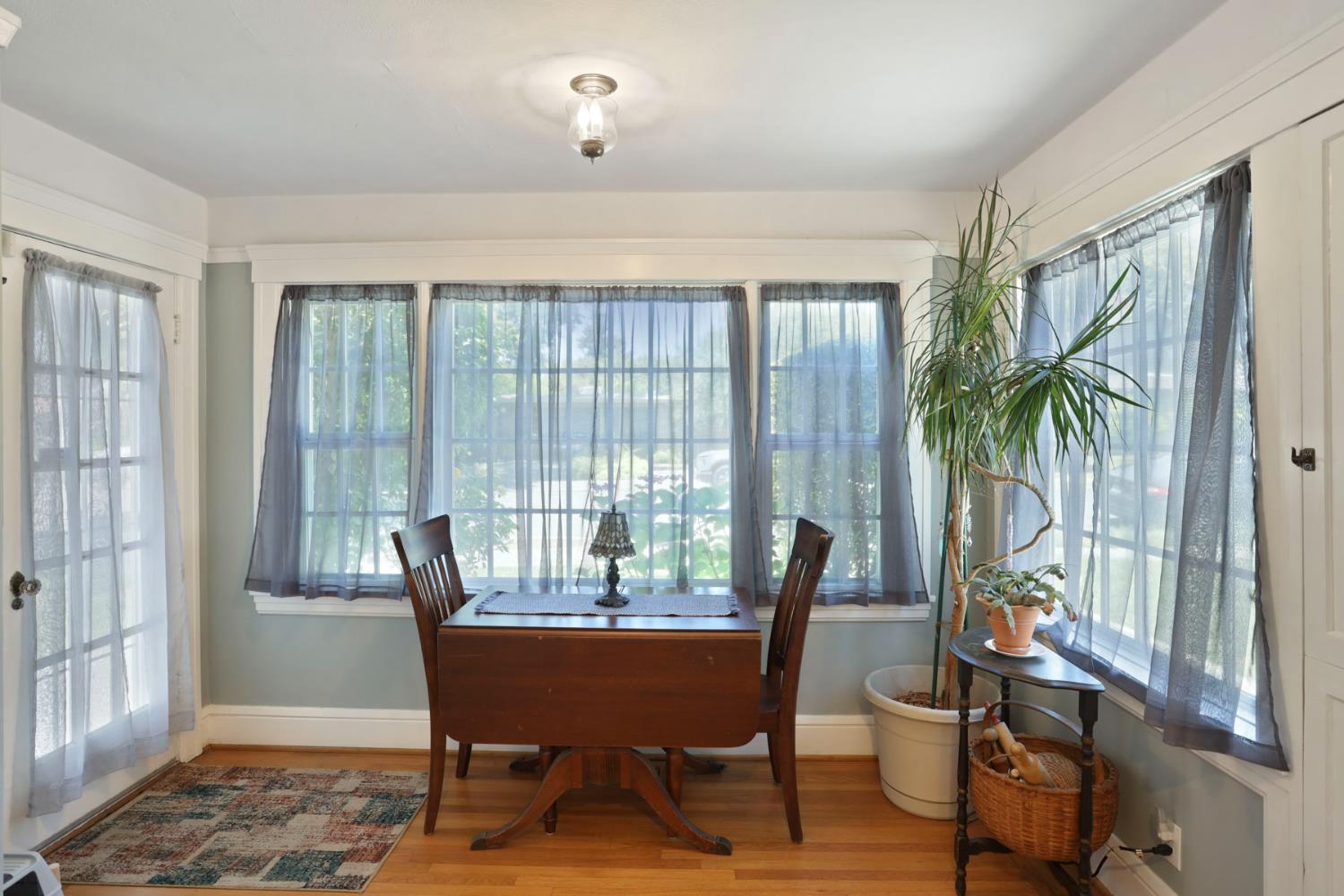 1128 W Walnut Street