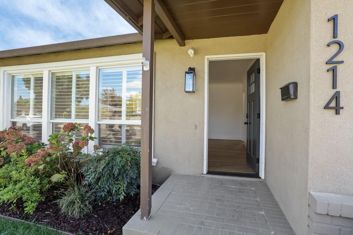 1214 Mcclellan Way