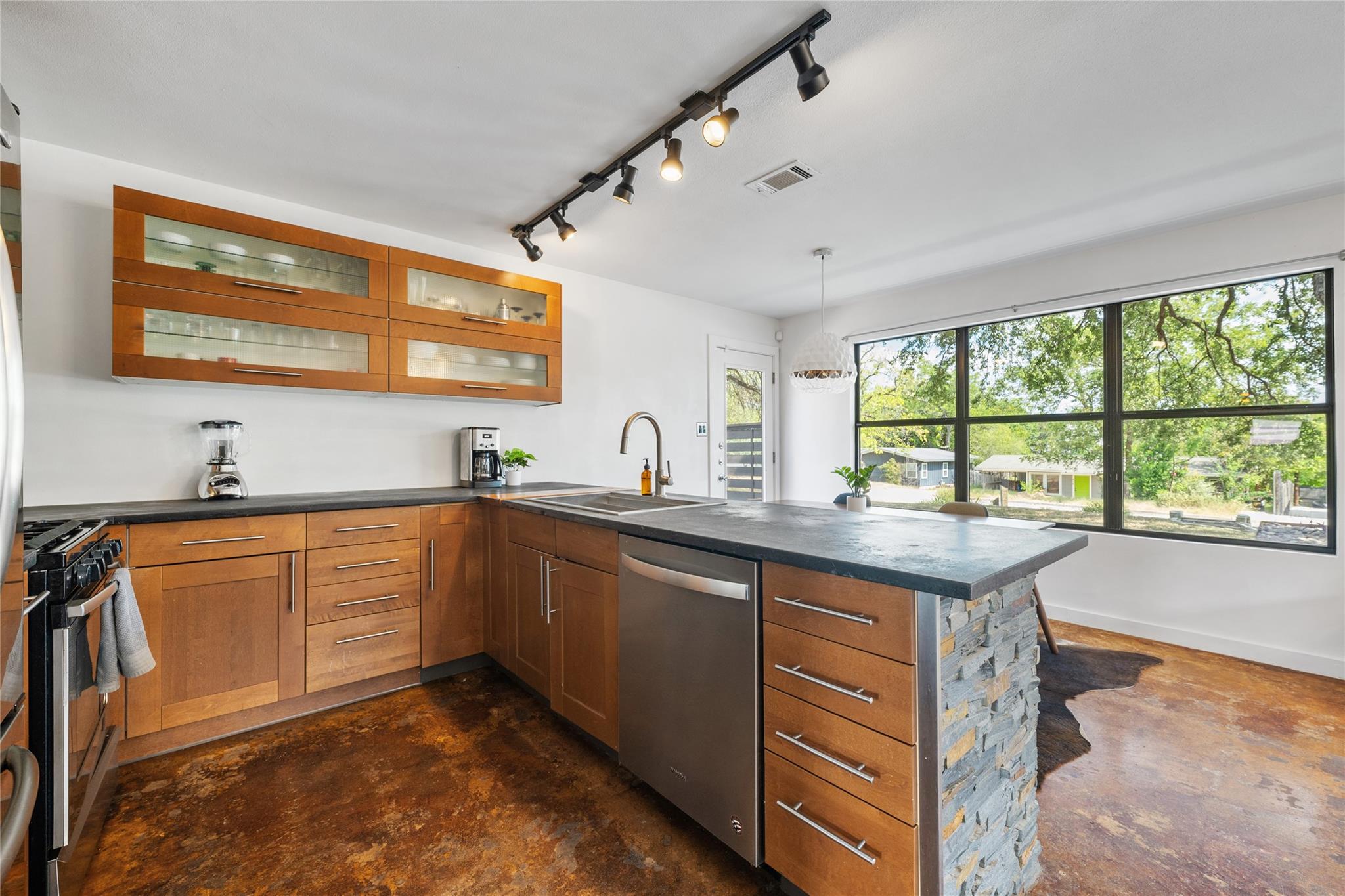 407 Philco DR