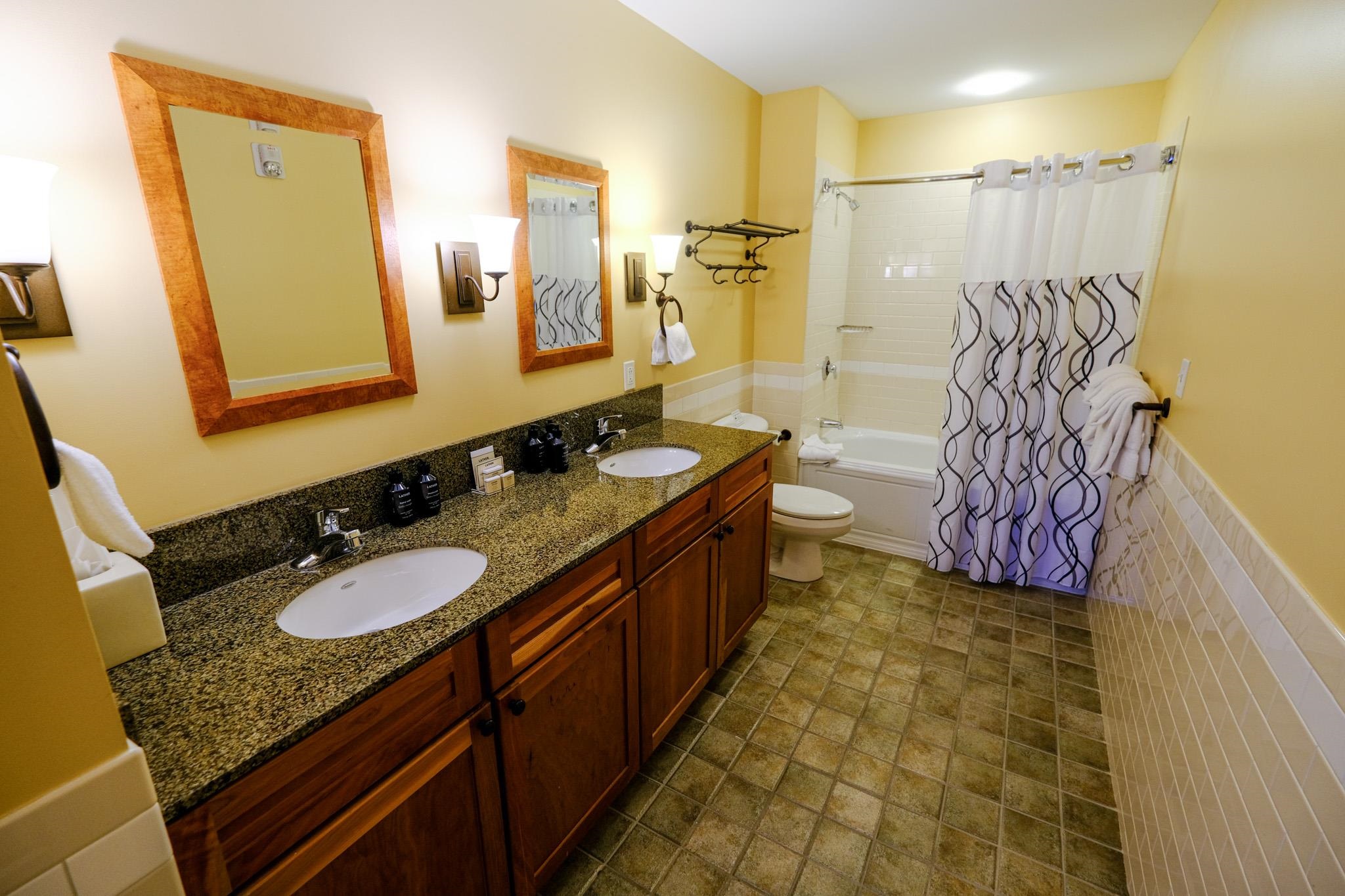 702/704 Jackson Gore Adams House Unit: 702/704 QIII