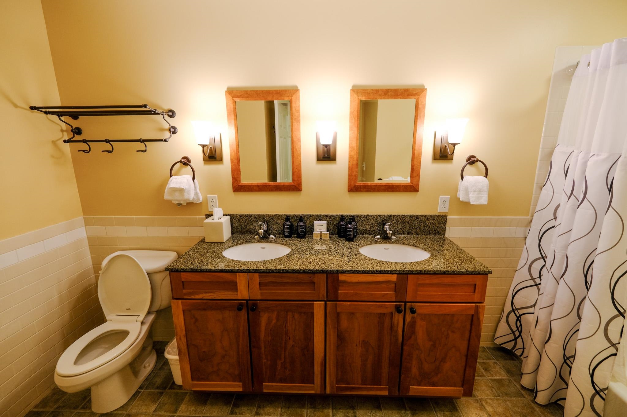 702/704 Jackson Gore Adams House Unit: 702/704 QIII