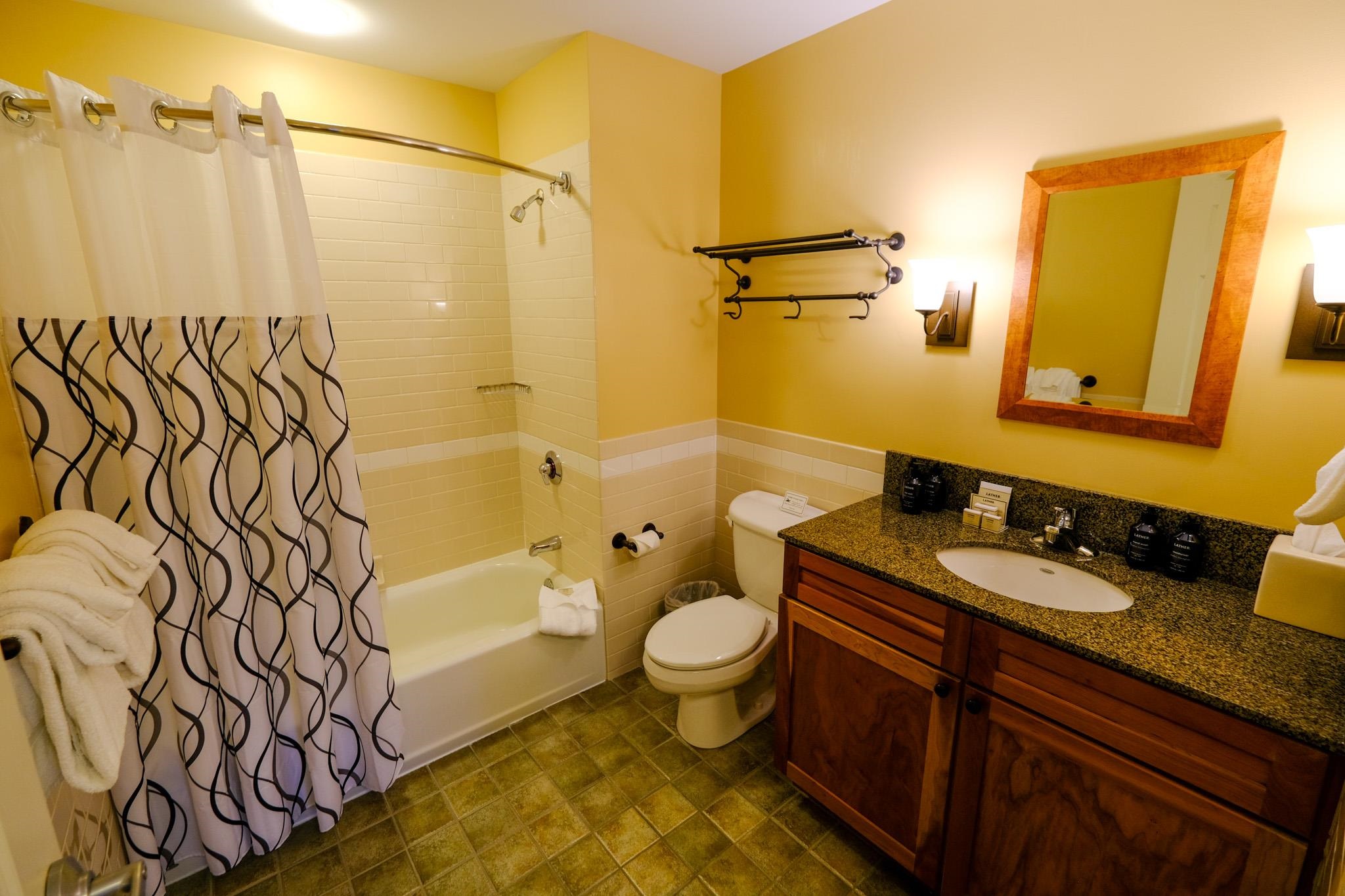 702/704 Jackson Gore Adams House Unit: 702/704 QIII