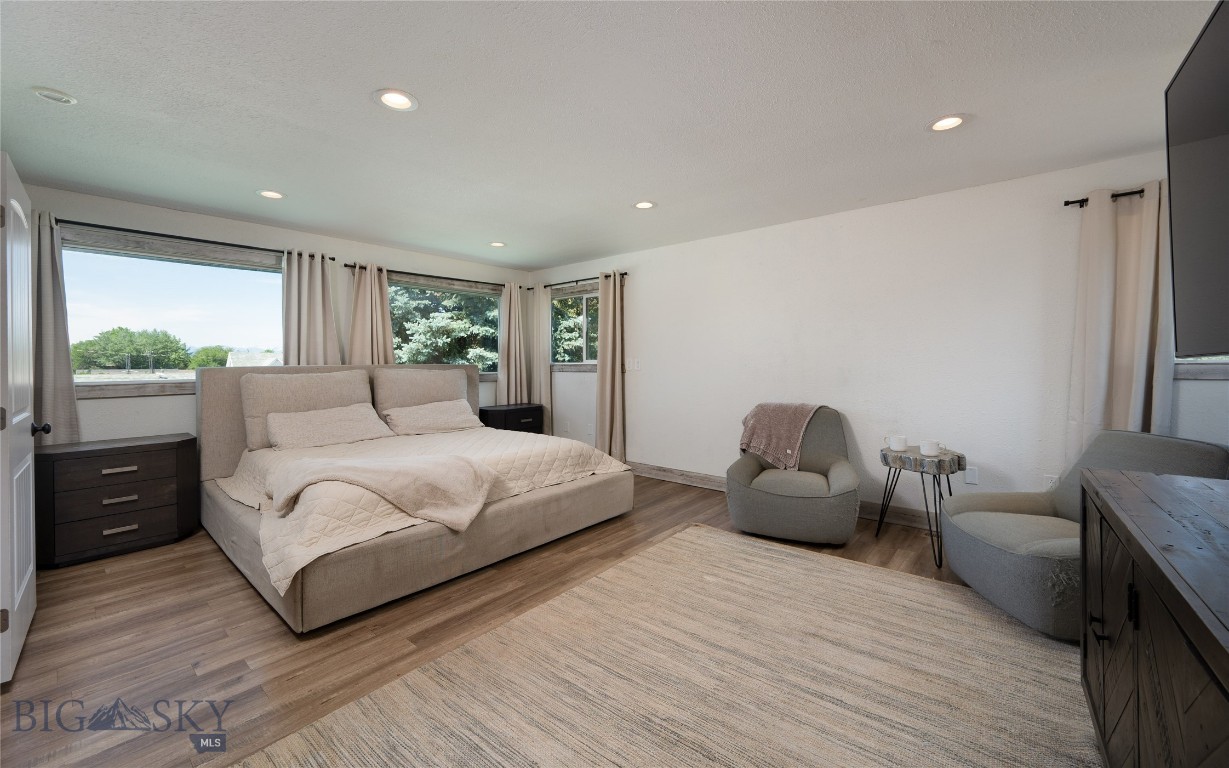 219 W Adams
