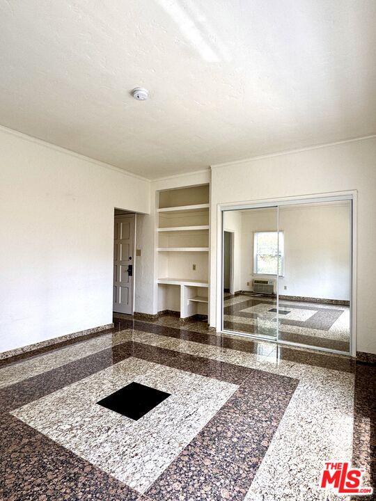 121 N Swall Dr Unit: 4