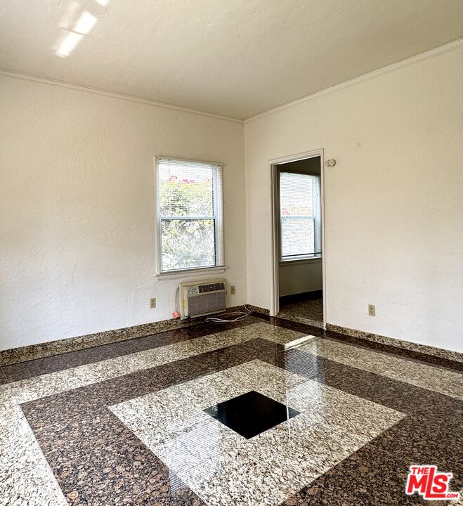 121 N Swall Dr Unit: 4