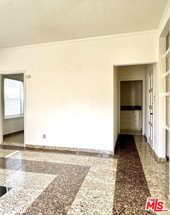 121 N Swall Dr Unit: 4