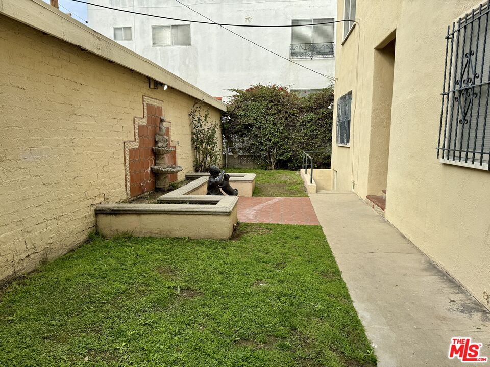 121 N Swall Dr Unit: 4