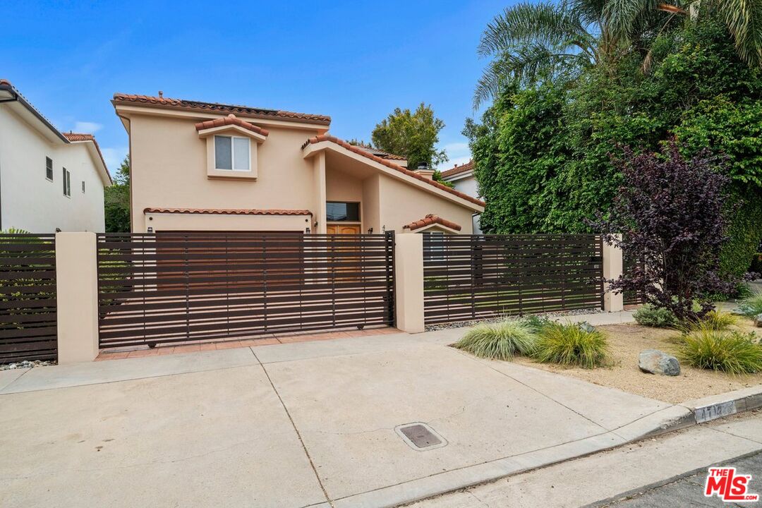 4712 Cedros Ave