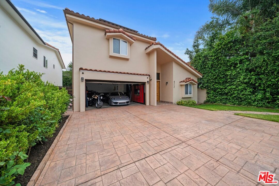 4712 Cedros Ave