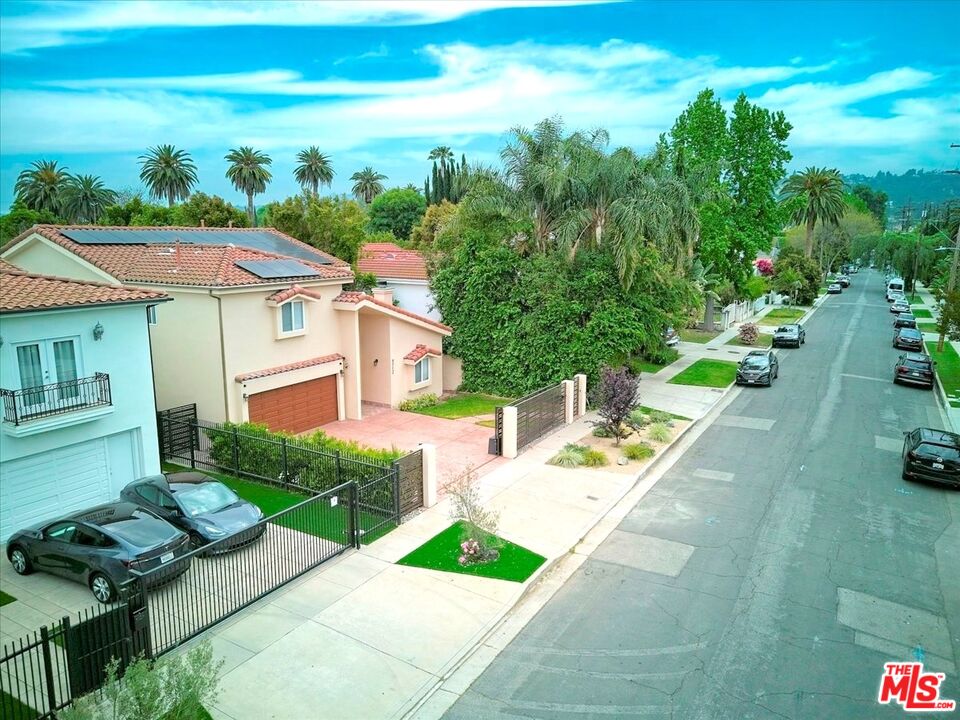 4712 Cedros Ave