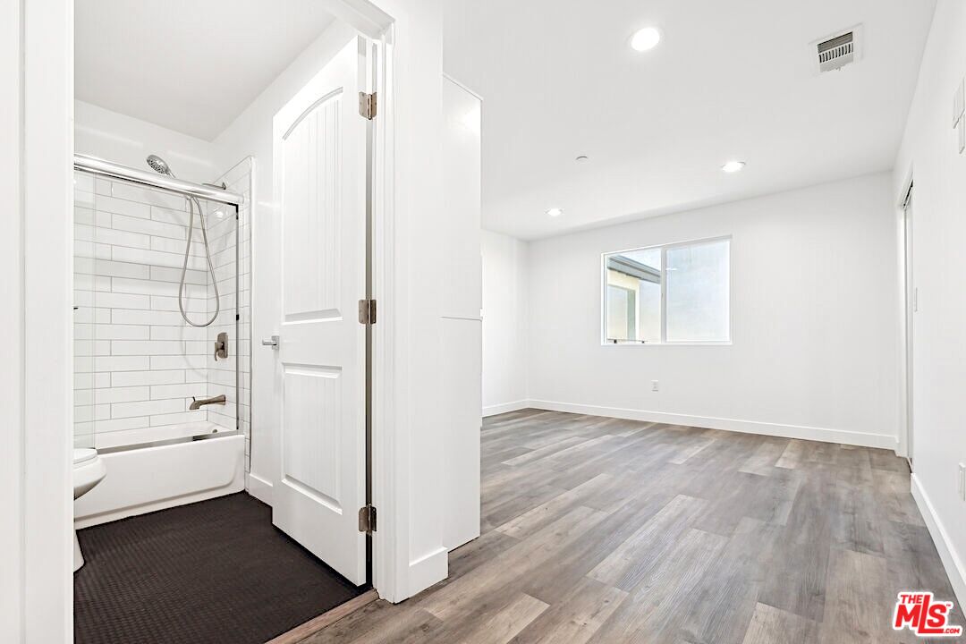 17610 Sherman Way Unit: 3