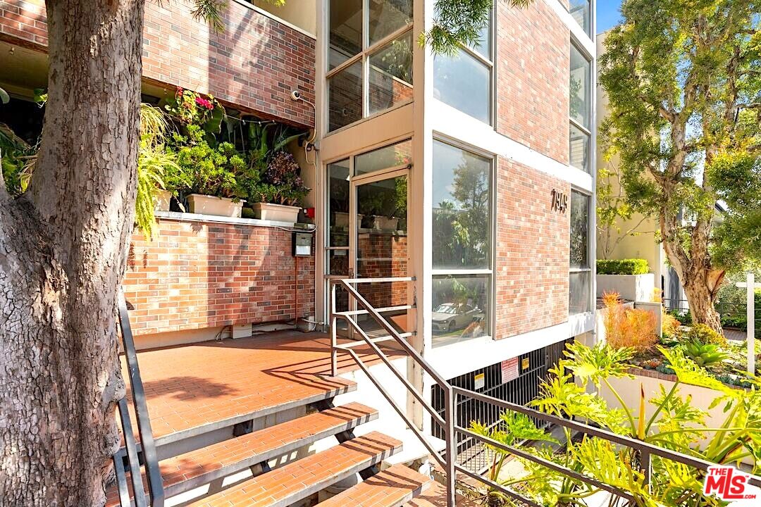 7949 Selma Ave Unit: 12