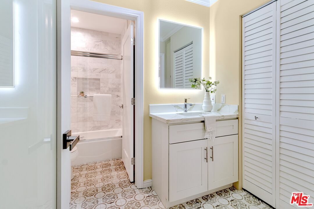 9005 Cynthia St Unit: 215