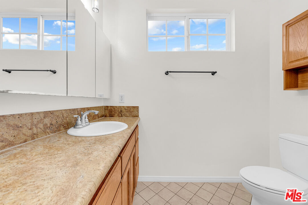 743 N Las Palmas Ave