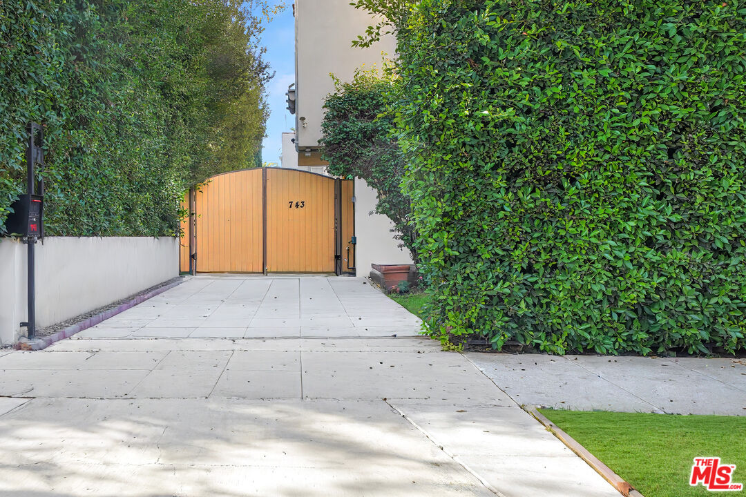 743 N Las Palmas Ave