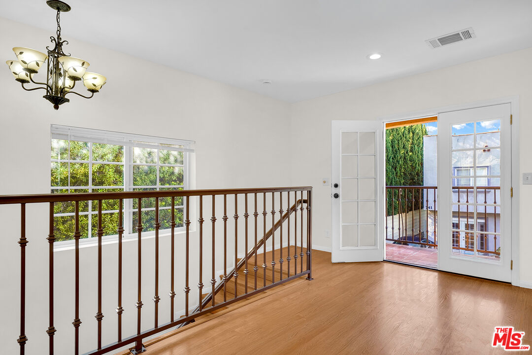 743 N Las Palmas Ave