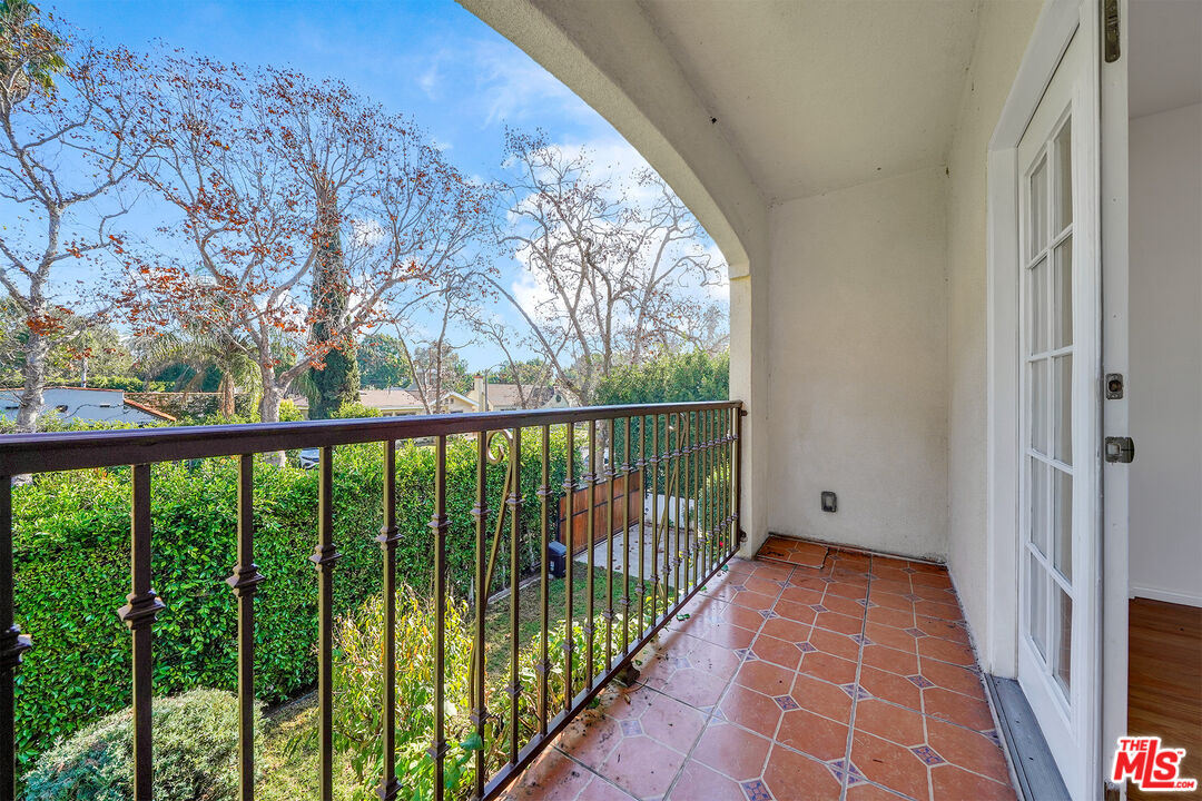 743 N Las Palmas Ave