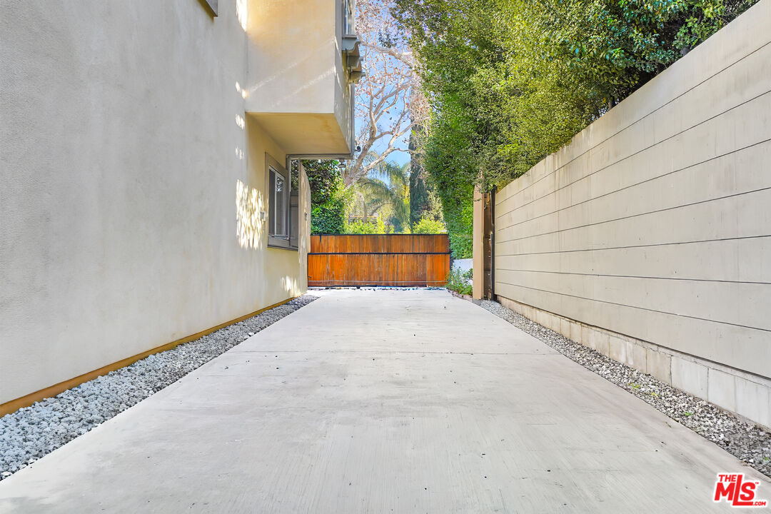 743 N Las Palmas Ave