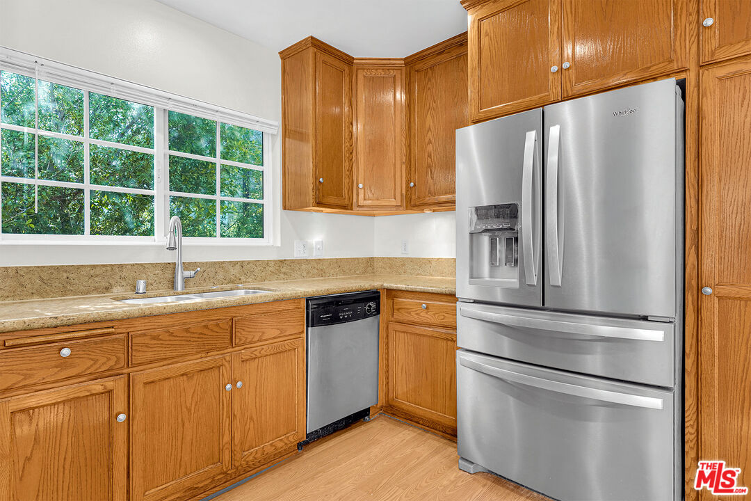 743 N Las Palmas Ave