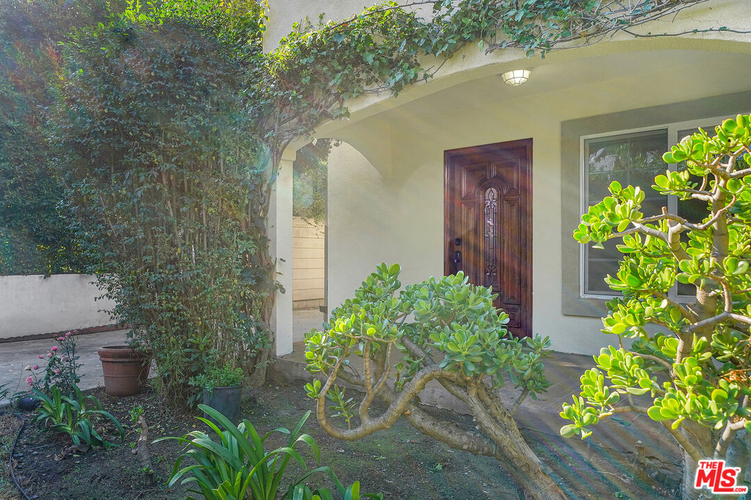 743 N Las Palmas Ave