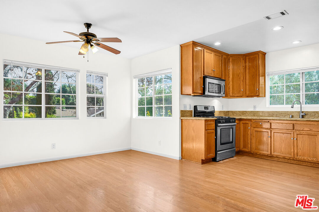 743 N Las Palmas Ave