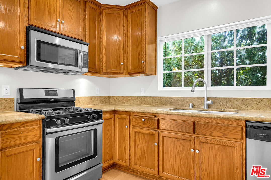 743 N Las Palmas Ave