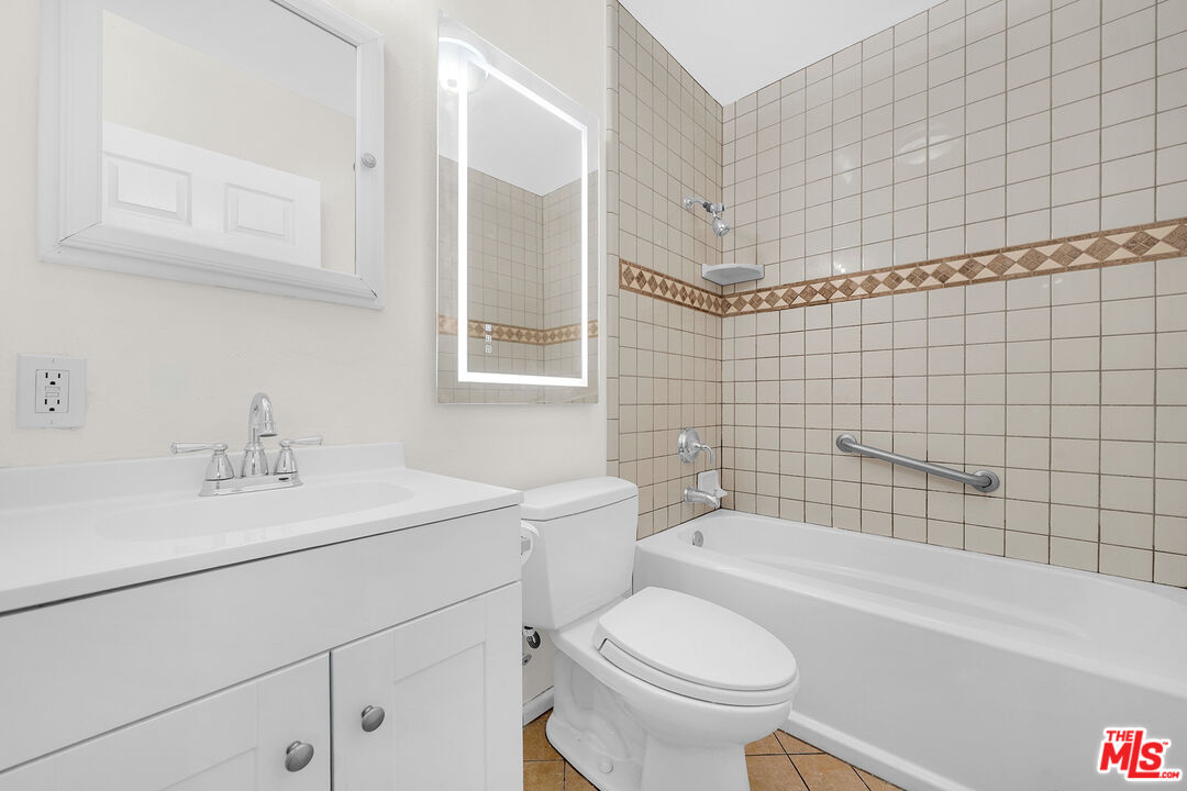 743 N Las Palmas Ave