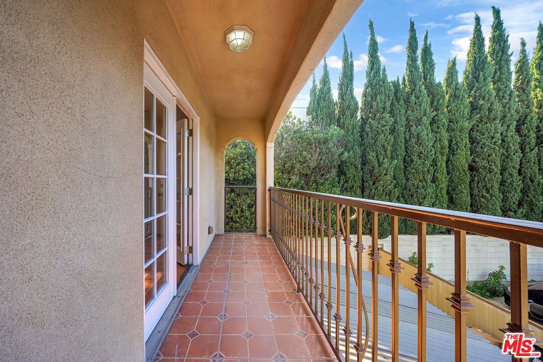 743 N Las Palmas Ave