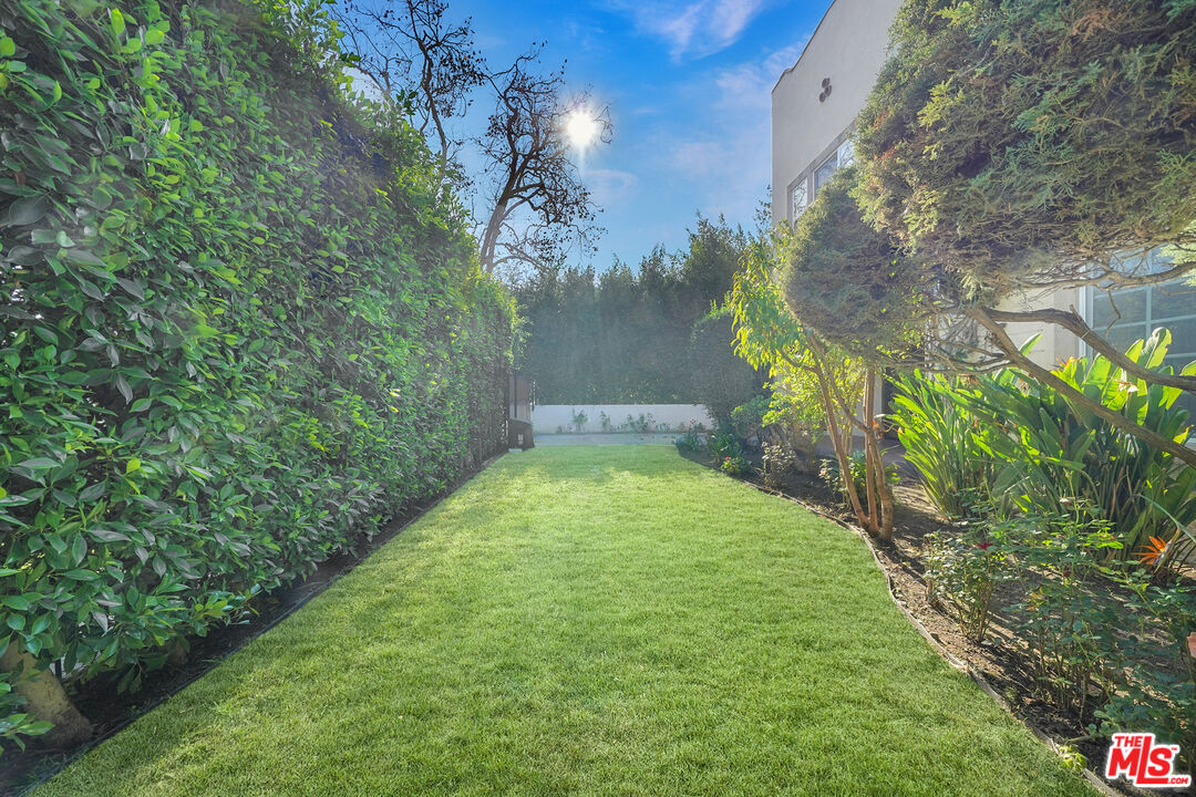 743 N Las Palmas Ave