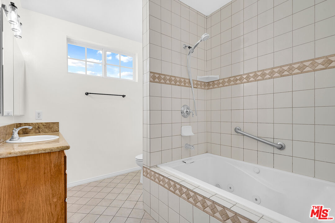 743 N Las Palmas Ave