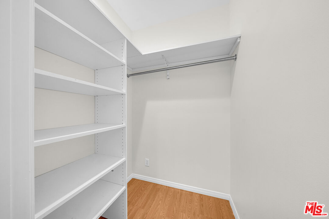 743 N Las Palmas Ave