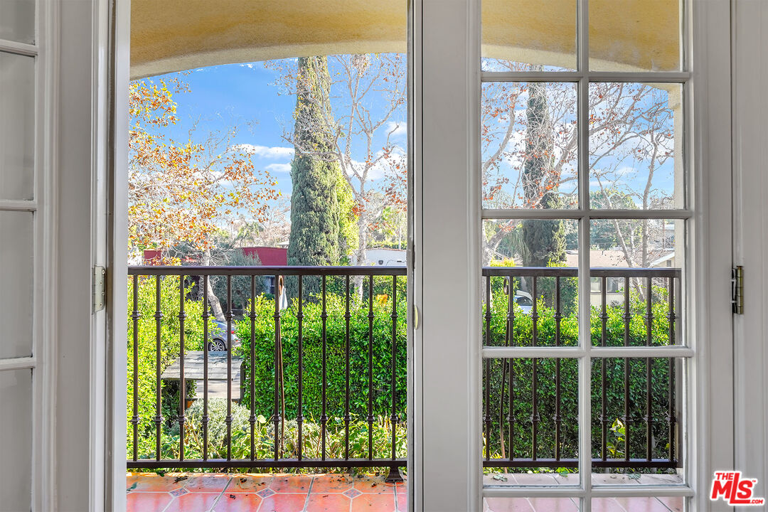 743 N Las Palmas Ave