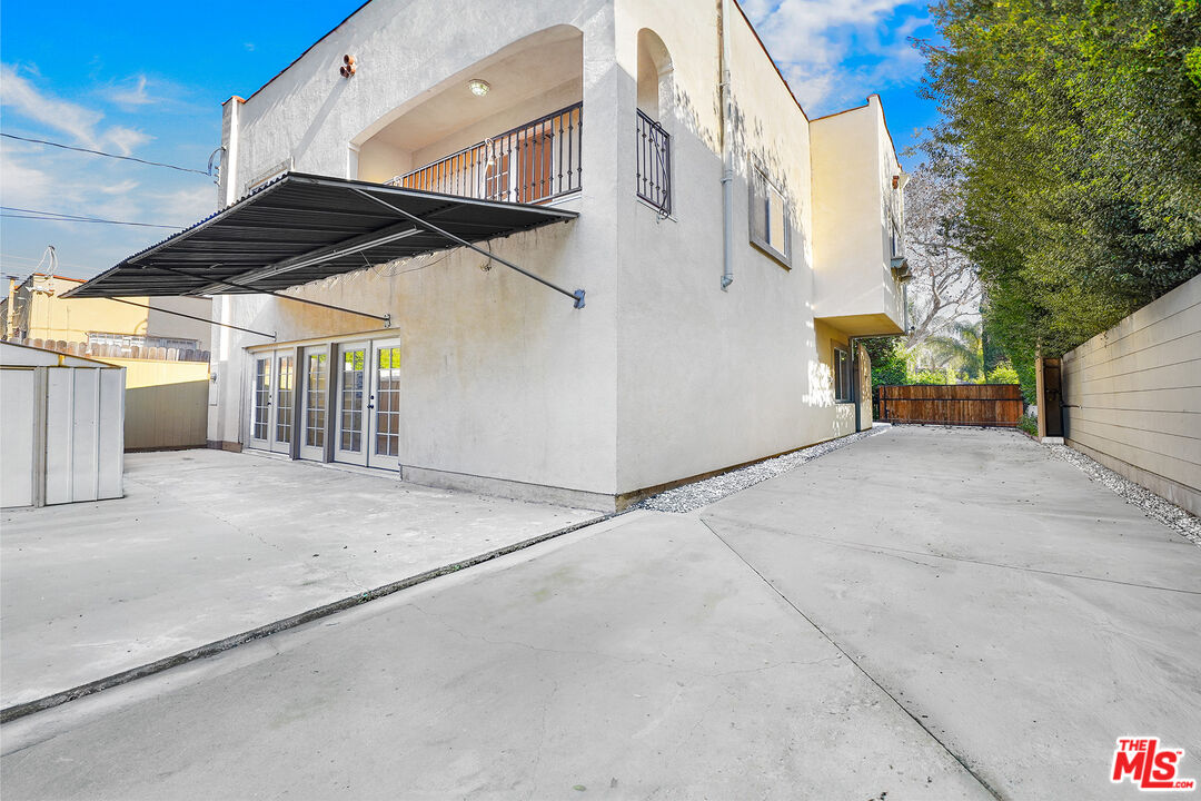 743 N Las Palmas Ave