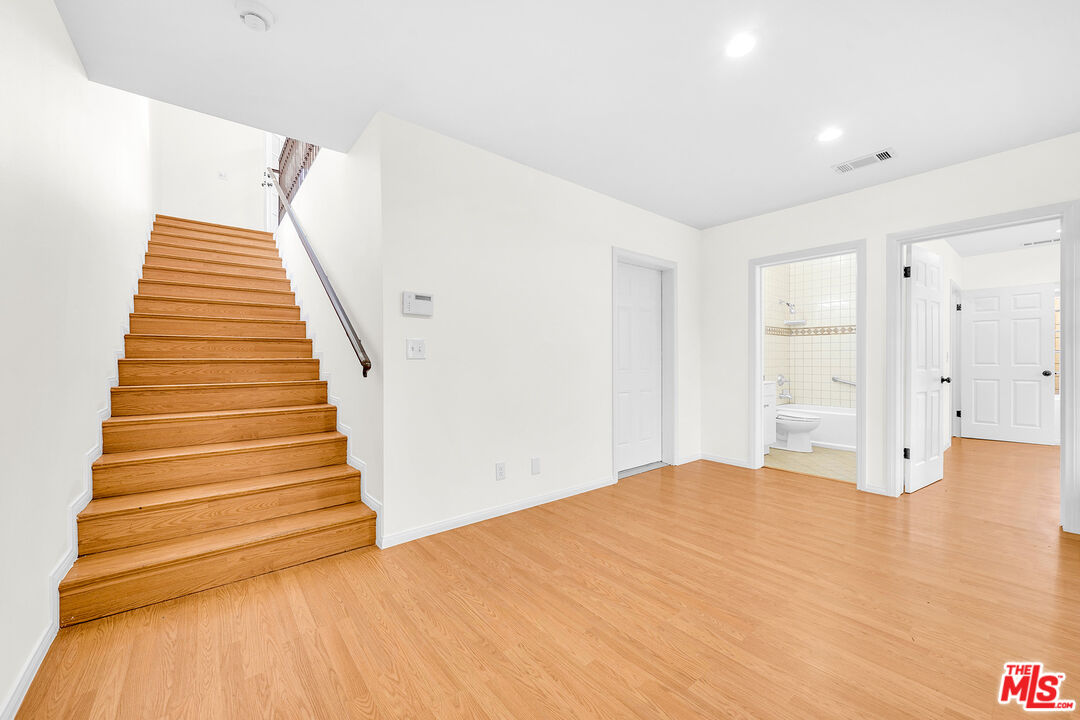 743 N Las Palmas Ave