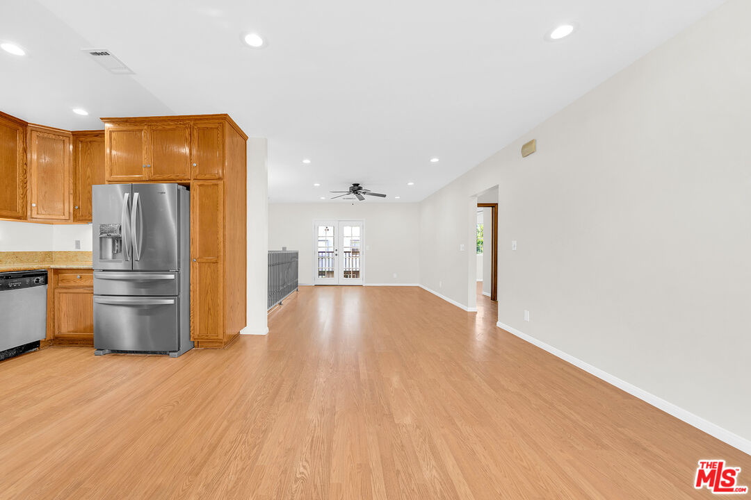 743 N Las Palmas Ave