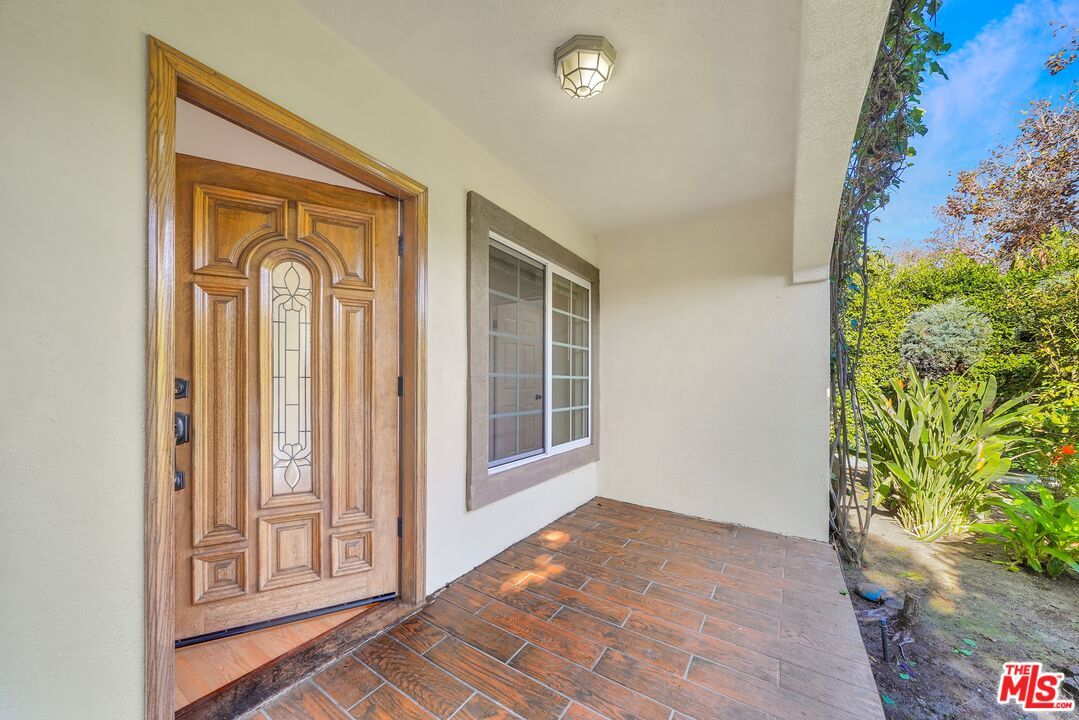 743 N Las Palmas Ave