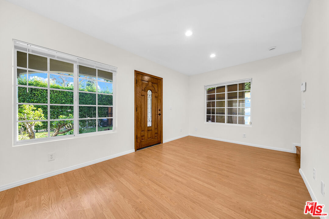 743 N Las Palmas Ave