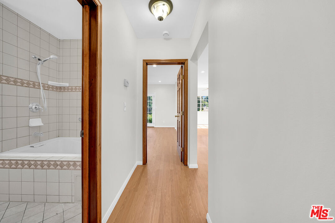 743 N Las Palmas Ave