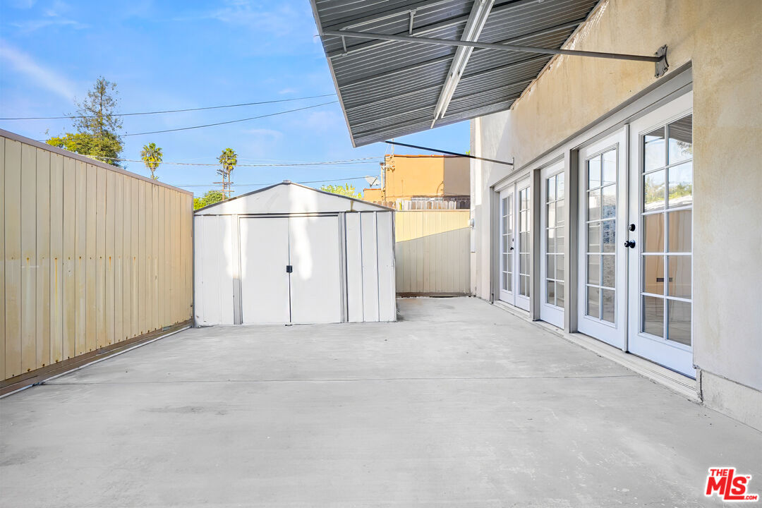 743 N Las Palmas Ave