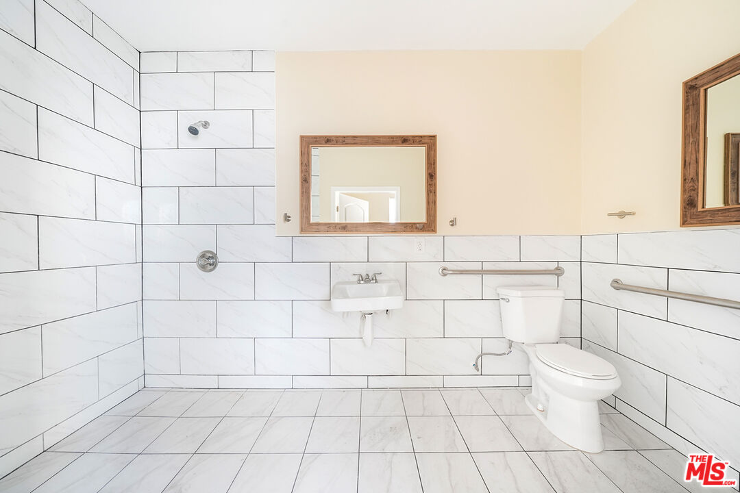 1002 E 33rd St Unit: 3