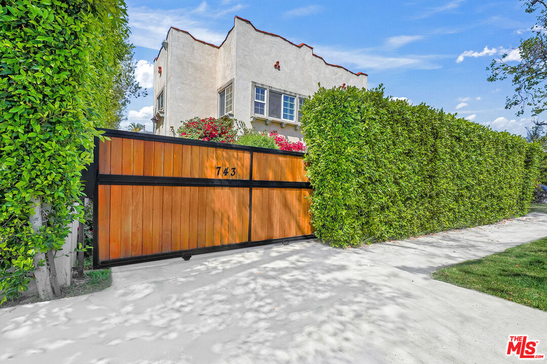 743 N Las Palmas Ave