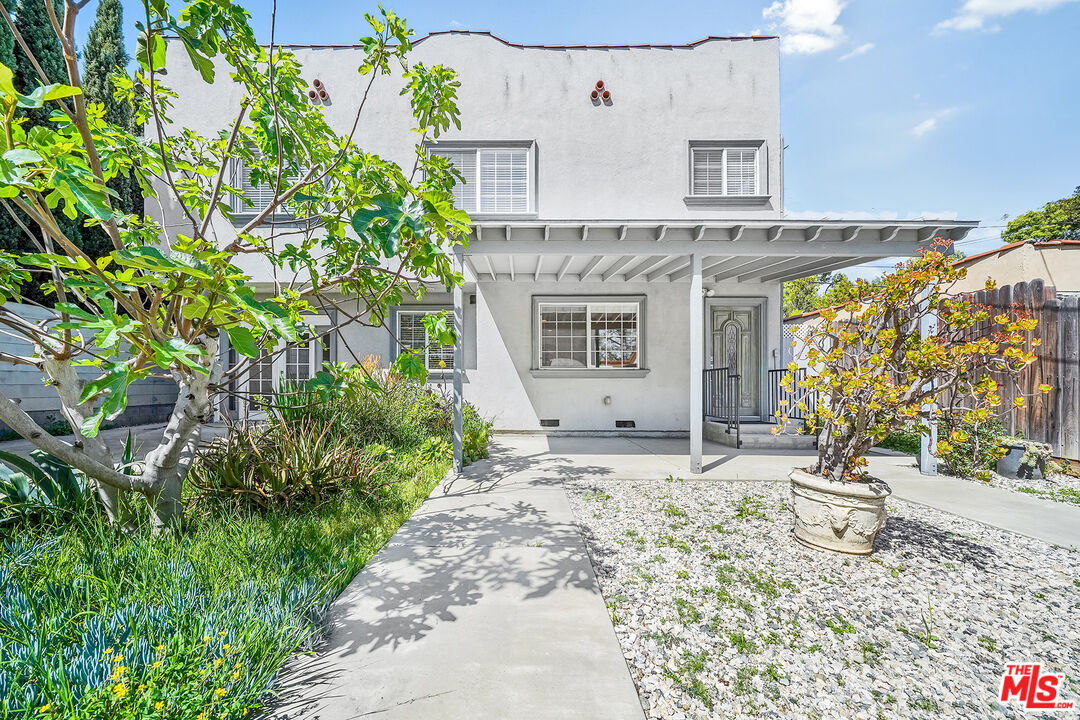 741 N Las Palmas Ave