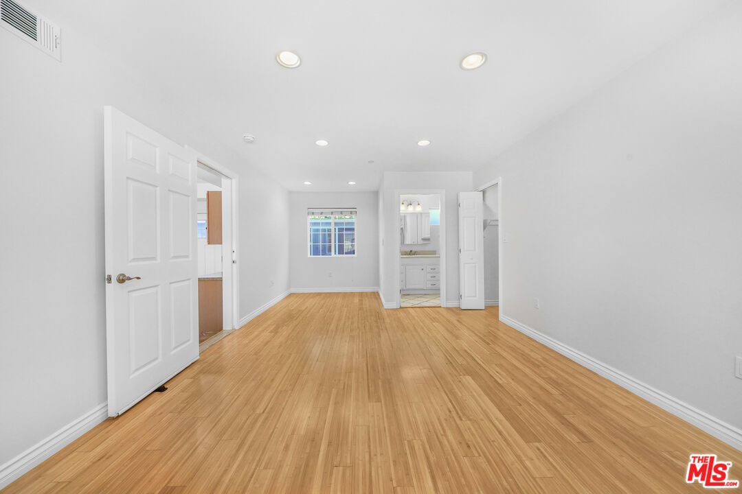 741 N Las Palmas Ave