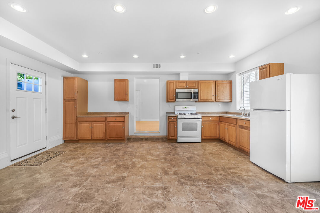 741 N Las Palmas Ave