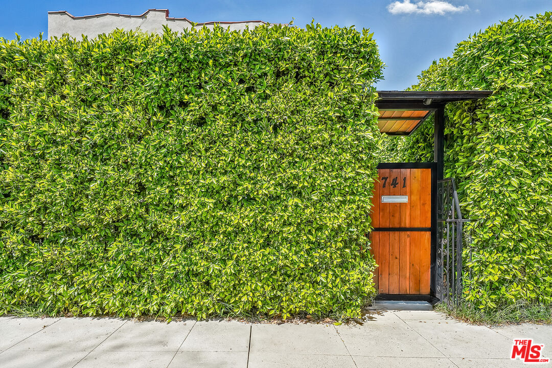 741 N Las Palmas Ave