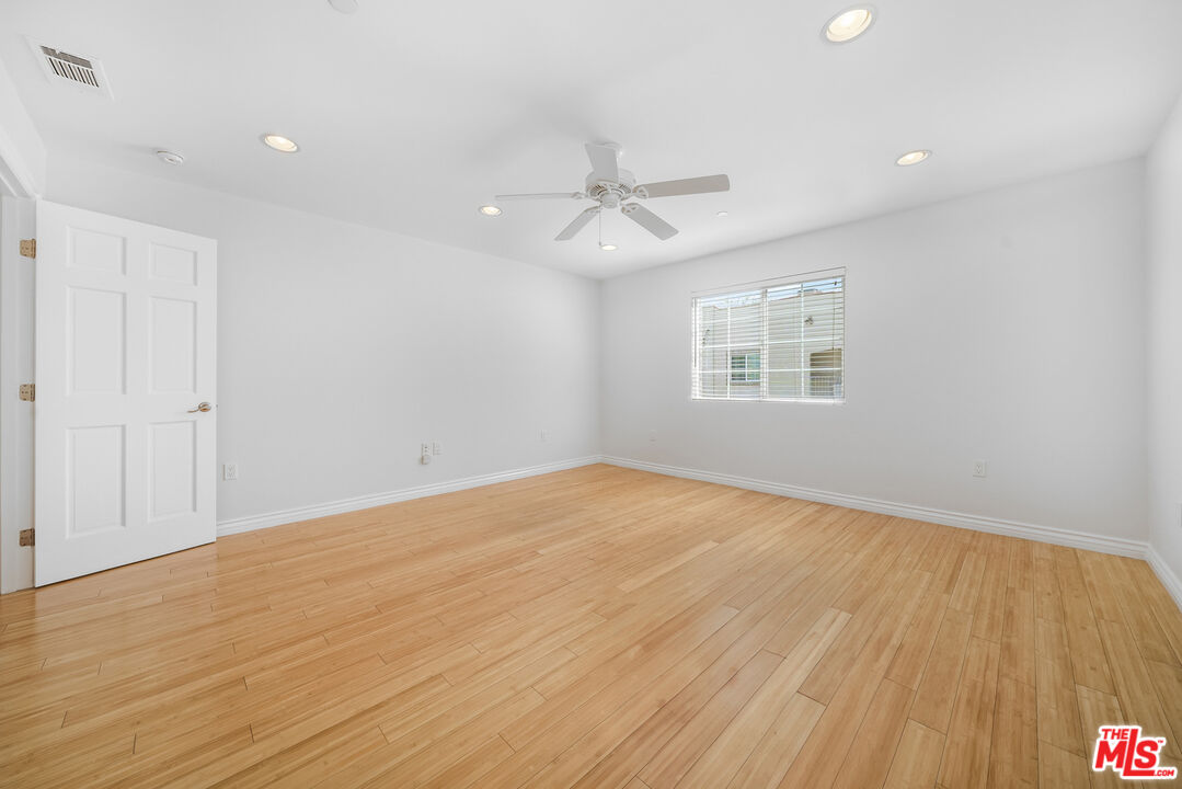 741 N Las Palmas Ave