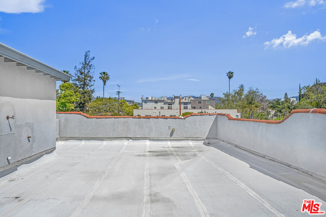 741 N Las Palmas Ave