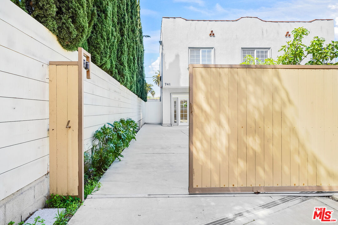 741 N Las Palmas Ave